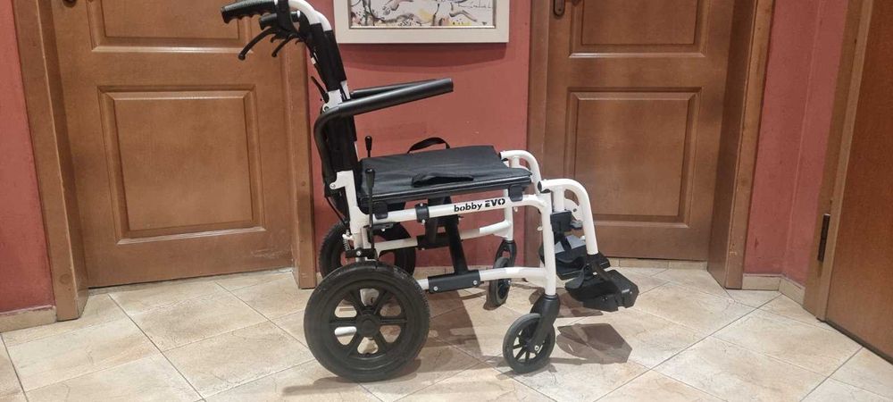 Олекотена транспортна инвалидна количка Vermeiren Bobby EVO