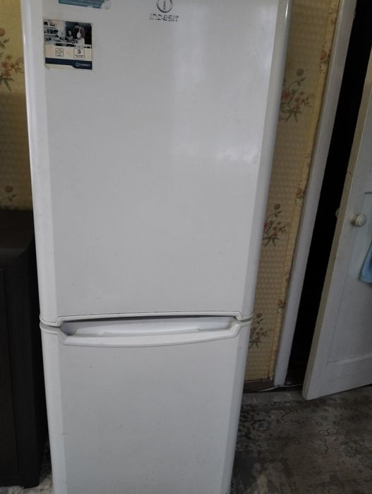 Продам холодильник Indesit