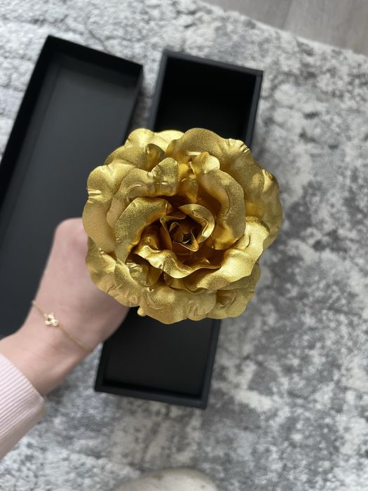 Декорация златисто цвете