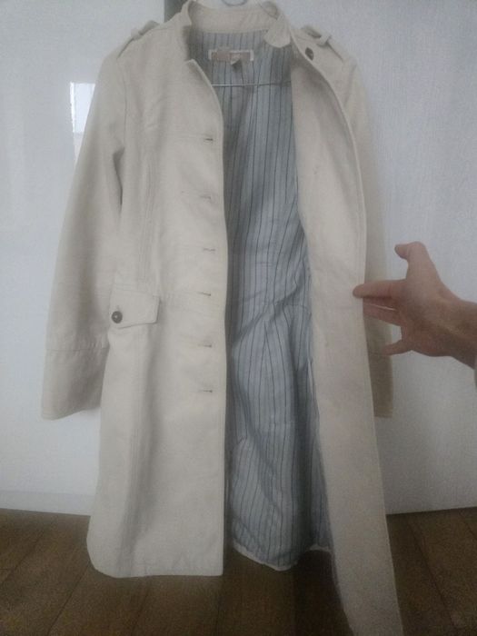 Палто, подчертаващо силуeта с асиметрични копчета