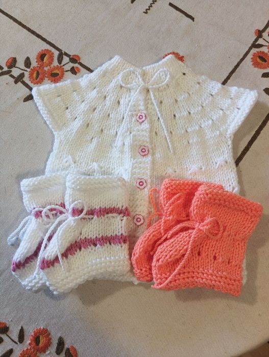 Бебешко елече,ръчно плетиво