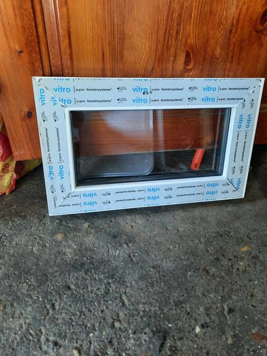 Продам две глухие форточки