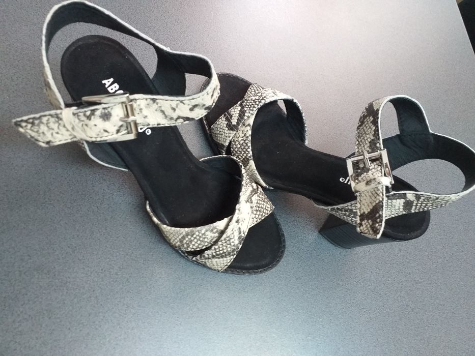 Sandale din piele,marime 36,noi !!