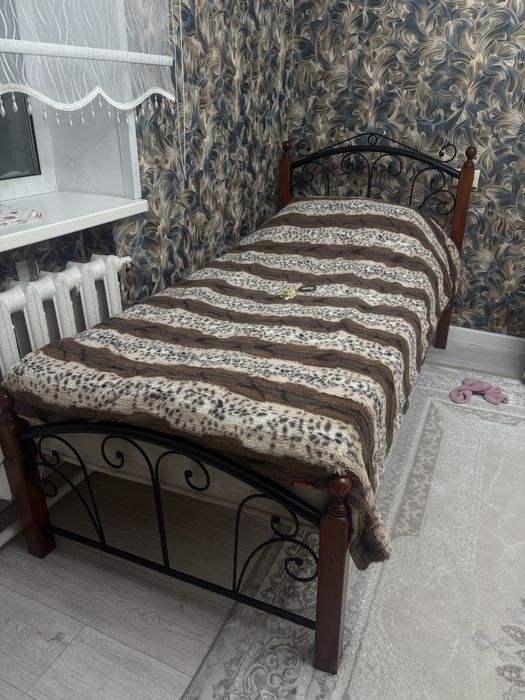 Продам кровать 1*2 м с матрасом