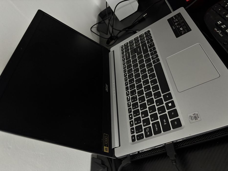 Vând laptop acer arch aspire 5