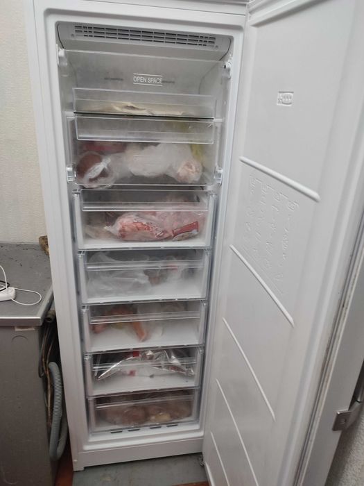 Продам Морозильный шкаф Hotpoint