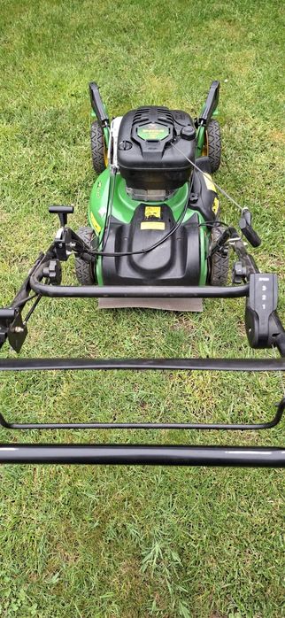 Mașină de tuns gazon John Deere model JS63 cu tractiune