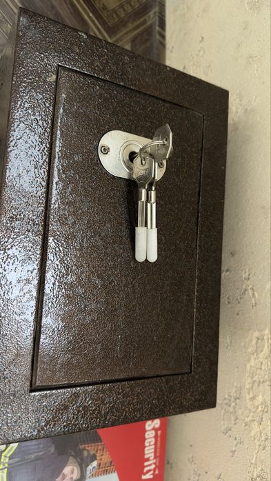 Продам сейф компактного размера