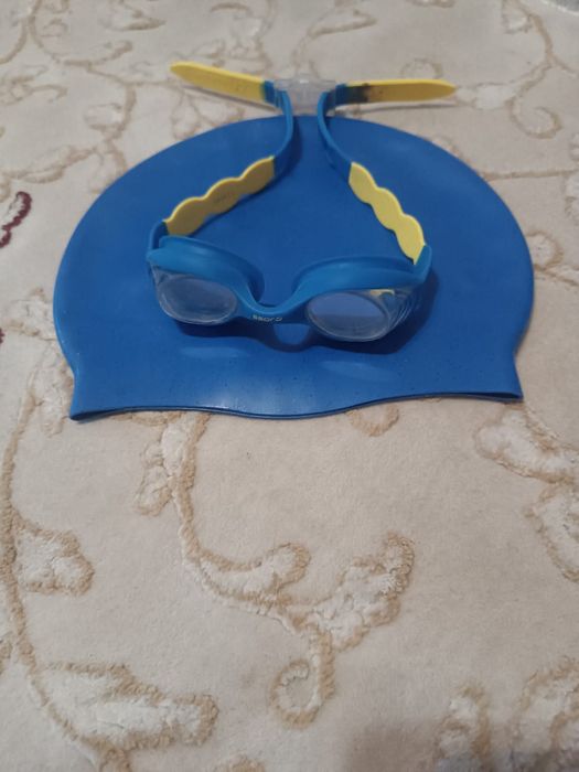 шапочку и очки для плавания
