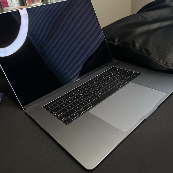 Apple MacBook Pro 15-inch (2017) | Intel Core i7 | 16GB RAM | 256SSD | AMD Radeon 450 | Retina Display