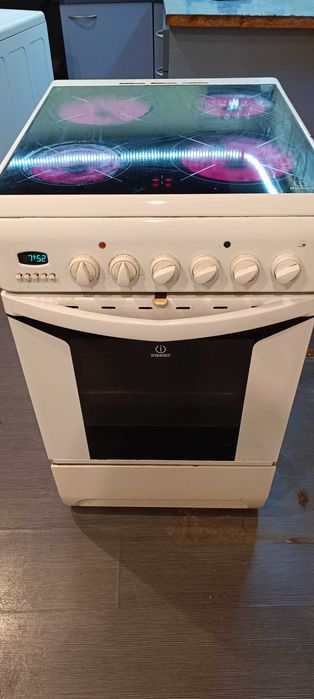 Печка Indesit с керамични котлони - напълно работеща