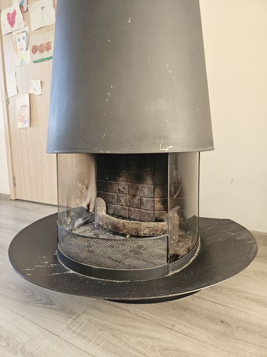 Камина отворена, открита