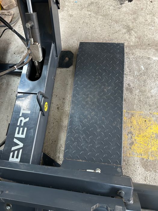 Mașina dejantat roți camioane - tractoare.