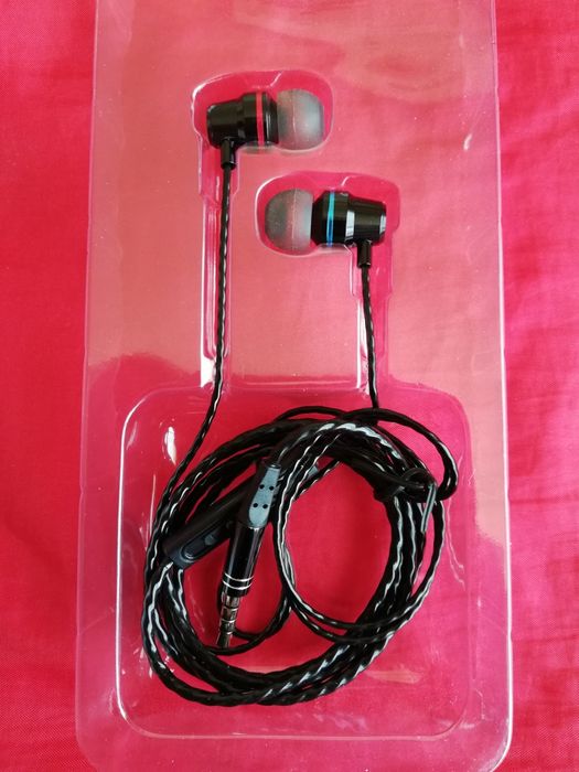 Оригинални стерео слушалки за телефон с микрофон. Нови. Тапи в ухо