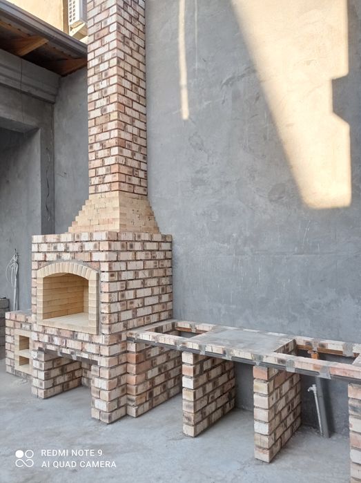 Летняя кухня барбекю очаг камин пицца печь.