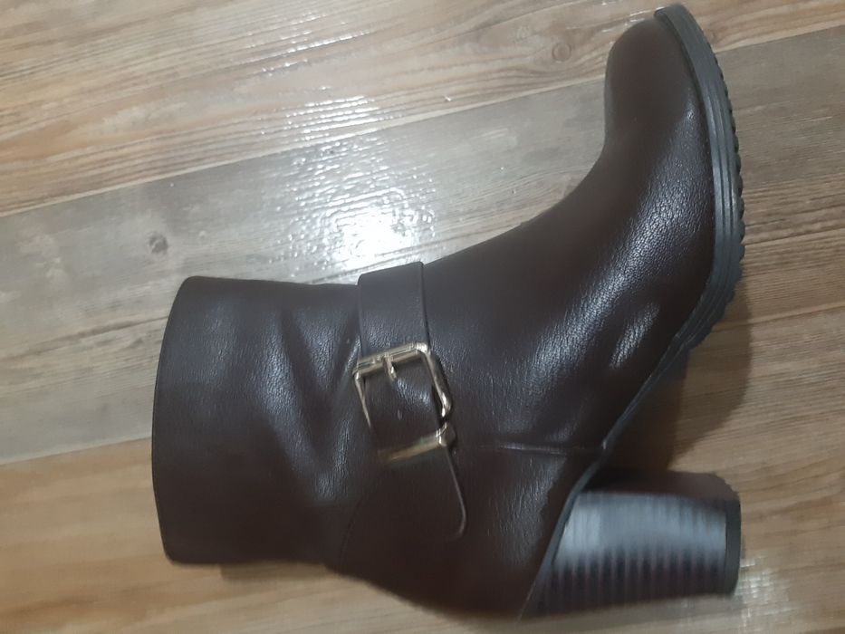 Продам ботинки женские