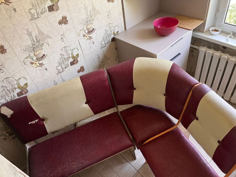 Продаю угловой диван для кухи