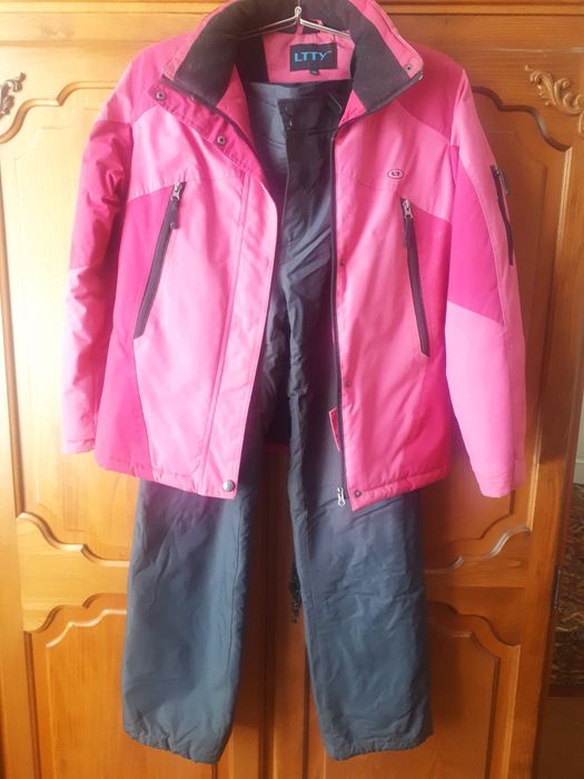 Продаеться женский спортивный  кастюм горнолыжный , производства Пекин