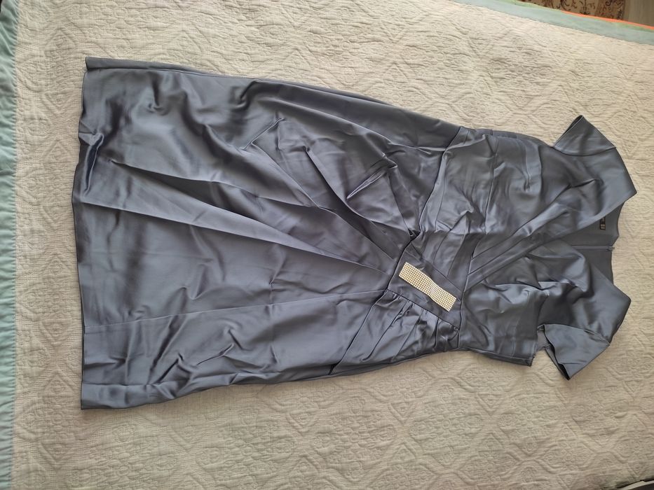 Продам платья размер 48 .  Район 1000 мелочей.