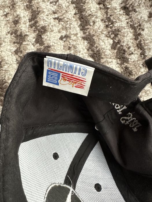 Черна шапка с козирка на Mercedes