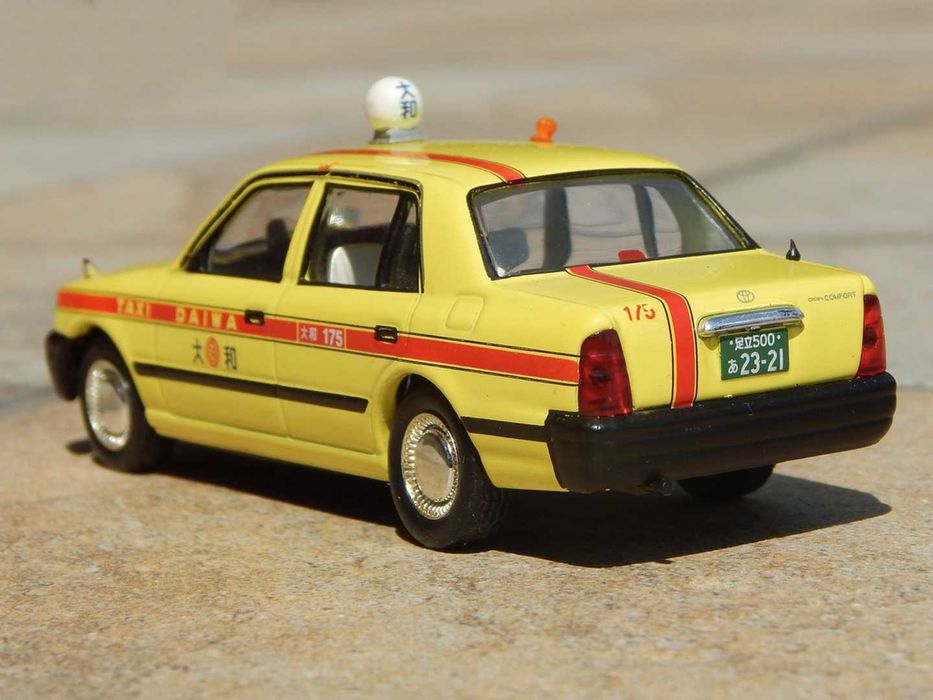 Macheta taxi Toyota Crown Comfort Tokyo Japonia 1998 scara 1:43 Altaya IXO cu lipsuri