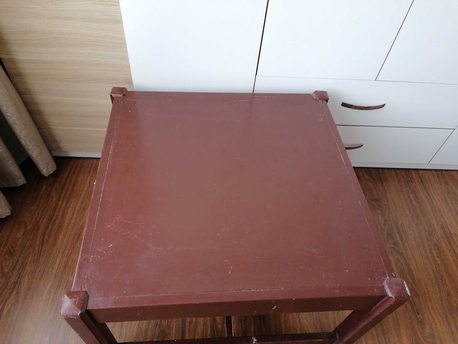 Дървена холна маса+3бр табуретки