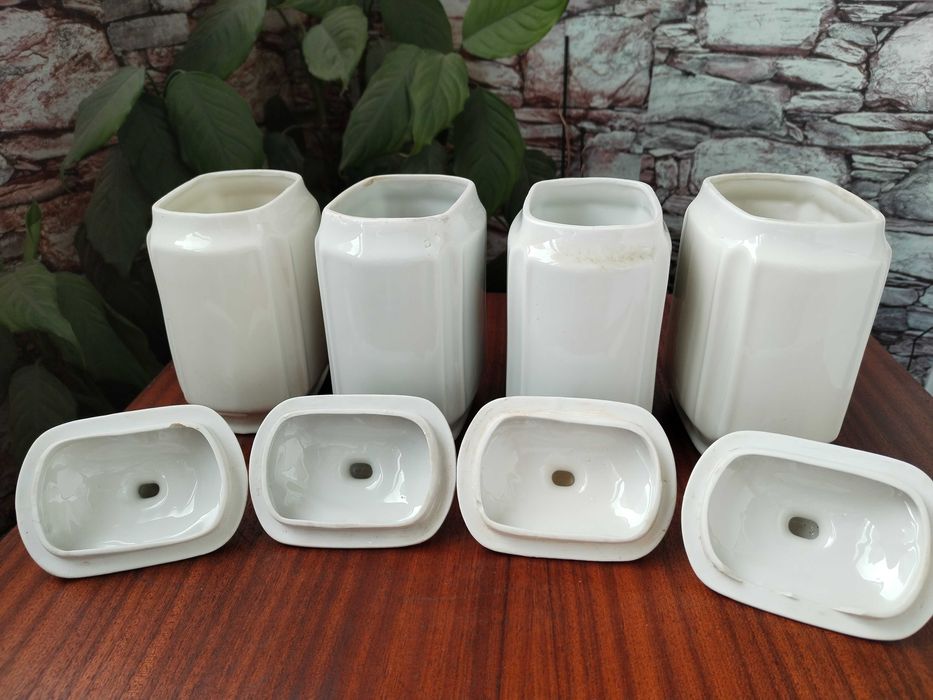 Стари бели буркани за подправки