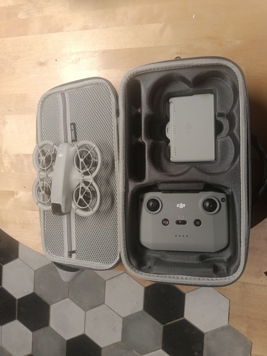 DJI NEO FLY MORE COMBO cu geanta și picioare de aterizare