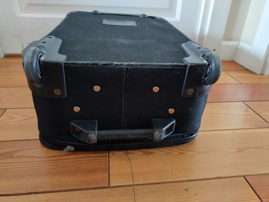 Чемодан средний чёрного цвета