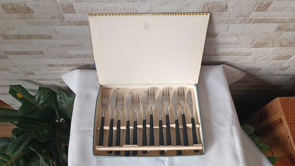 Чисто нови прибори за хранене в кутия - 12 броя - от СОЦ-а