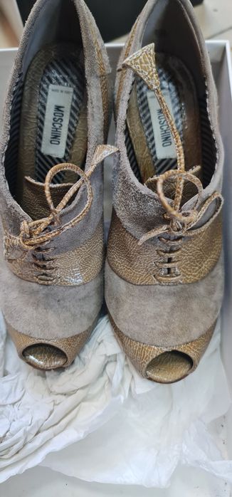 Боти с отворени пръсти естествена, кожа и велур Moschino