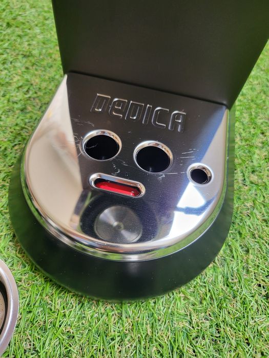 Кафемашина с ръкохватка Делонги DeLonghi Dedica EC685W Черна Червена