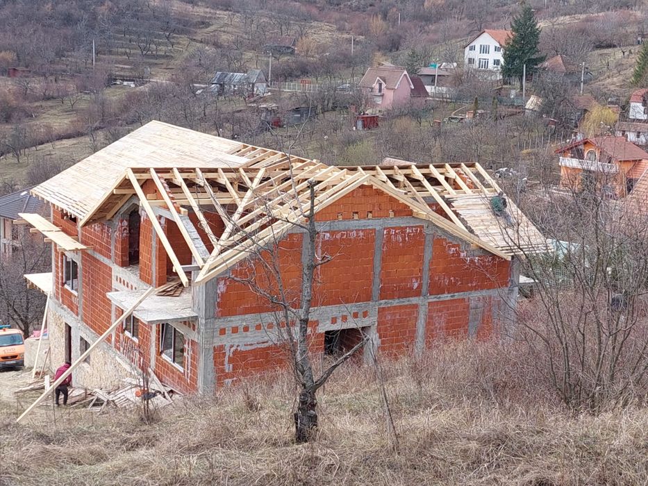Constructii case in rosu , acoperisuri