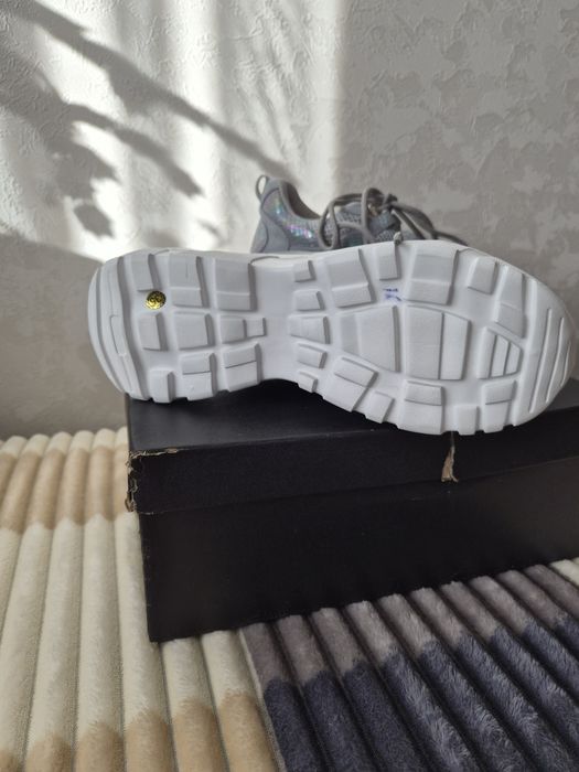 Кроссовки женские.