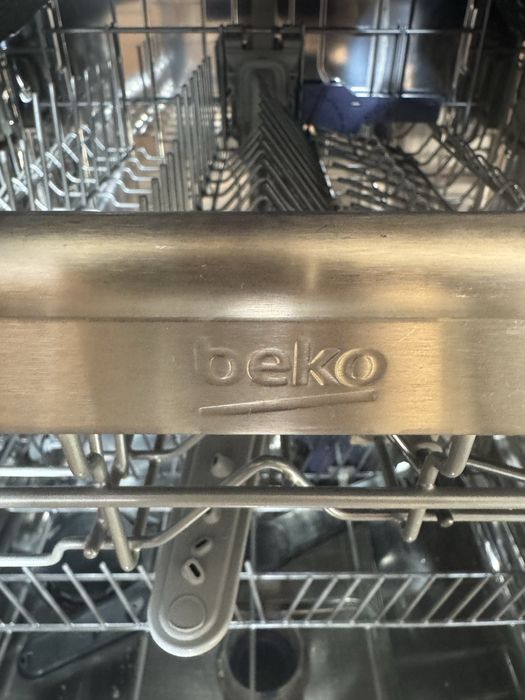 Емізіктері футболкадан шығып тұрады