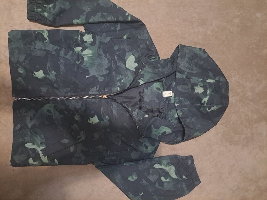 Продам ветровку,безрукавку.