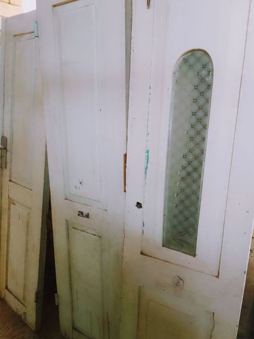 Деревянные двери и оконные рамы. Yaxshi sifatli taxta eshik va romlar.