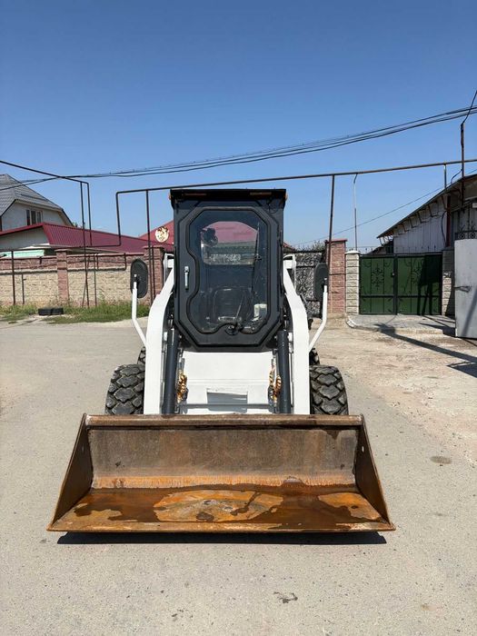 Продам мини погрузчик в комплекте щетка - вилы - ковш