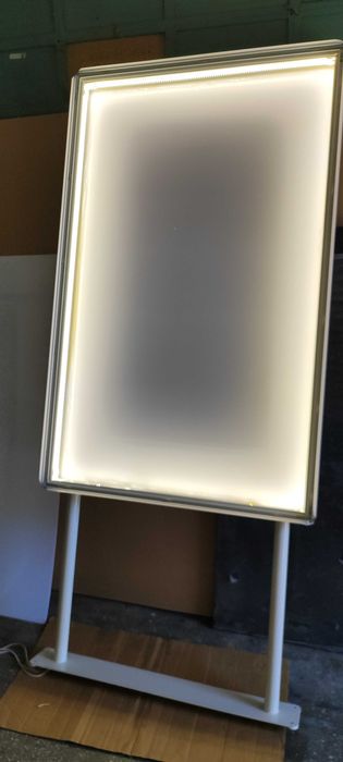 Caseta publicitara luminoasa