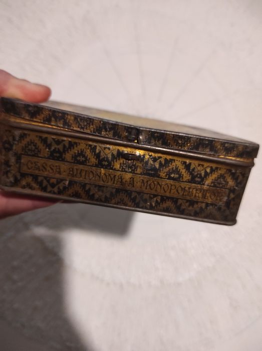 Cutie Vechie tutun regalista Tutun Regal