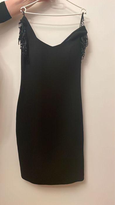 Rochie neagră pe corp crăpată in spate