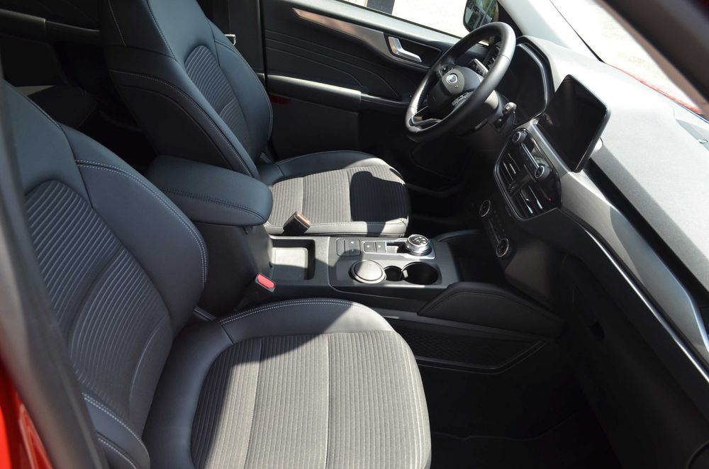 Ford Kuga Titanium 2.5L Hybrid FWD 180 cp 20% avanPosibilitate Leasing