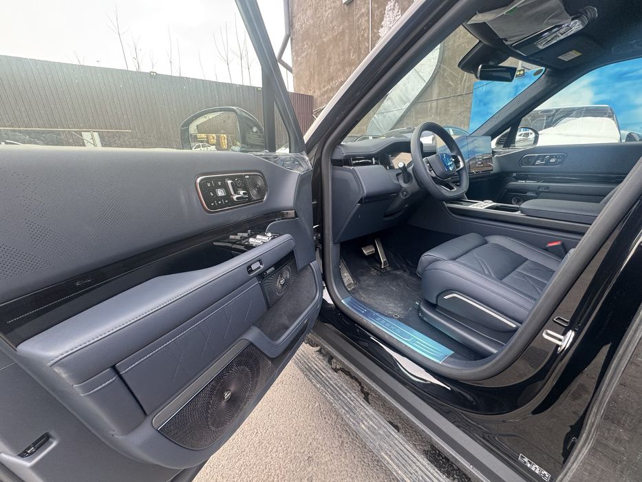 ZEEKR X9 ultira 70 kw full sedena aylanadi ikkita manitor tayori bor