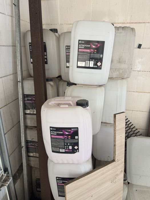 Канистры 23.5 литровые от пены