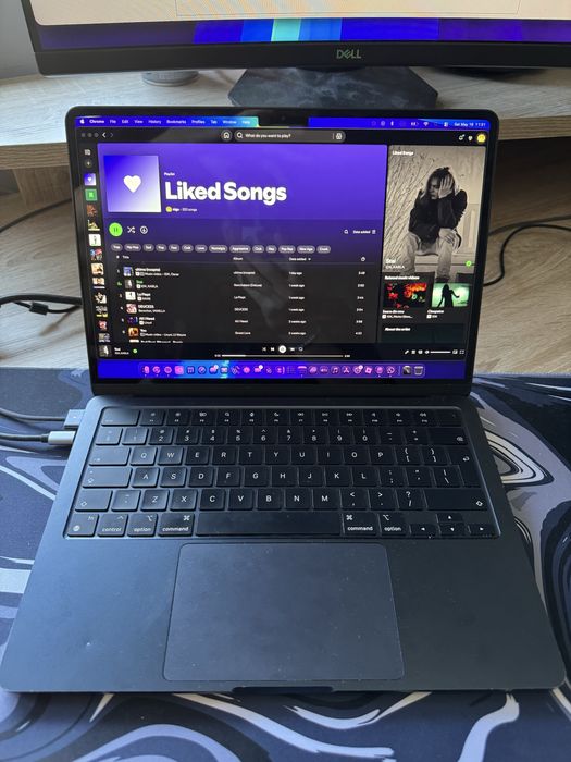 MacBook Air 13.6 8gb ram 256 ssd