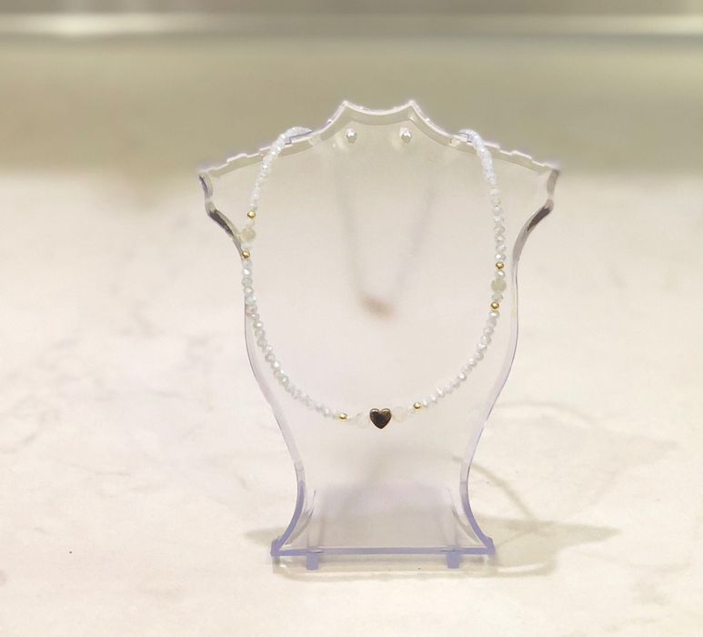 Колиета изработени с естествени камъчета, стъклени камъчета и мъниста