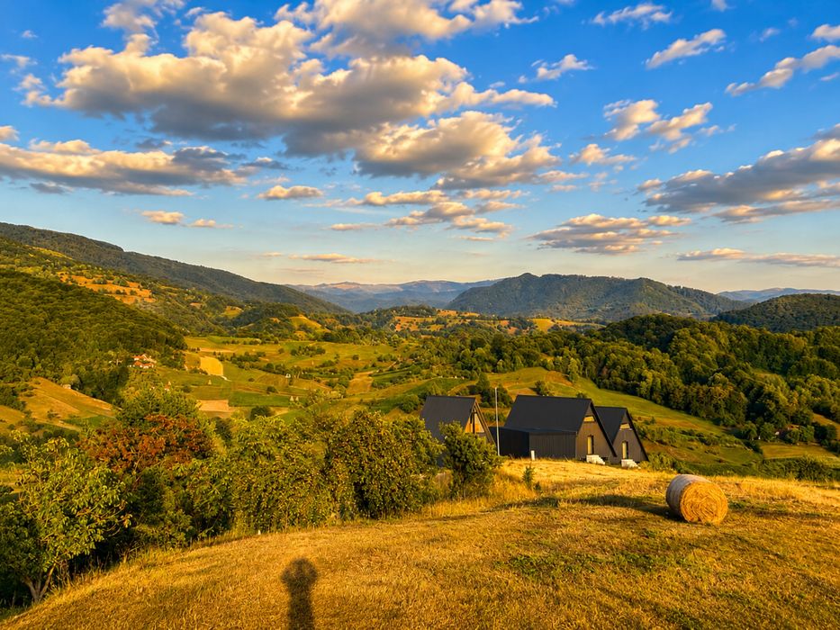 Vând teren intravilan construibil cu panoramă deosebită - 2453 mp Roșia