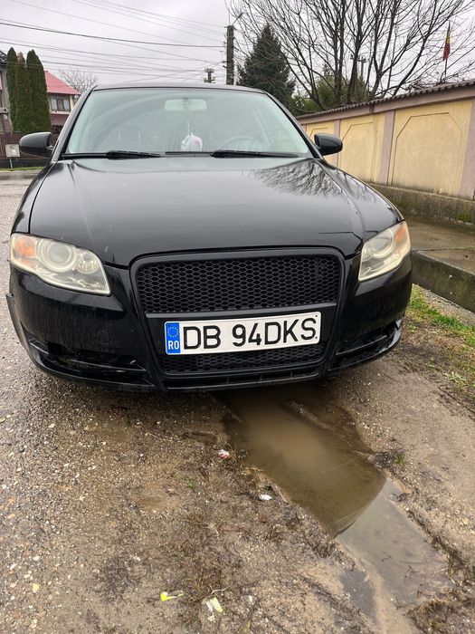Audi A4 ușor avariat