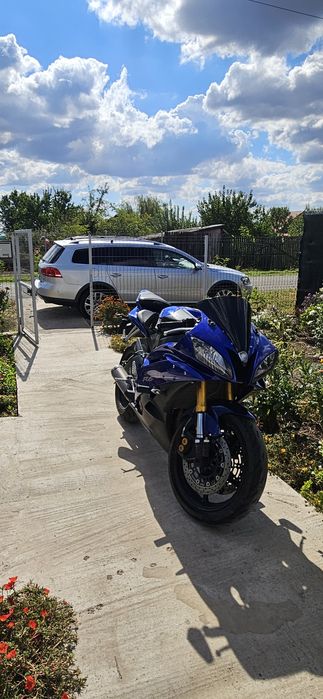 - Yamaha YZF R6 .