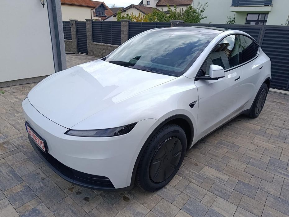 Vand TESLA Y standard NOU, TVA deductibil